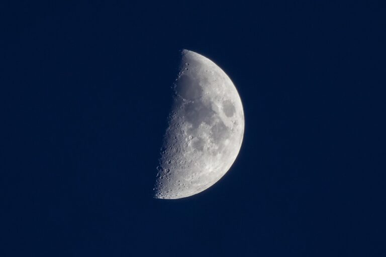 Read more about the article Manifesting with the Moon Phases: Guide to Spiritual Alignment